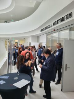 Vibrant Discussions: Attendees engage in conversations between poster sessions and outside the lecture hall. (Image: A. Dakkouri-Baldauf)