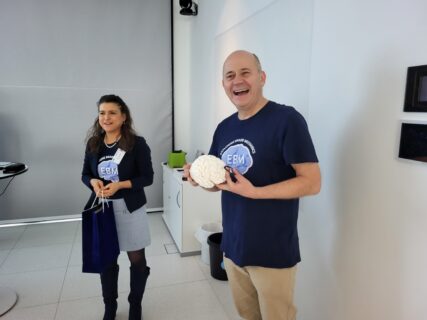 Paul Steinmann visibly delighted with his birthday gift: receiving a 3D print of his brain as a special present. (Image: A. Dakkouri-Baldauf)