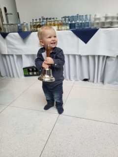 Time to Resume: The youngest member rings the bell to signal the end of the break. (Image: A. Dakkouri-Baldauf)