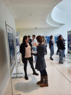 Vibrant Discussions: Attendees engage in conversations between poster sessions and outside the lecture hall. (Image: A. Dakkouri-Baldauf)