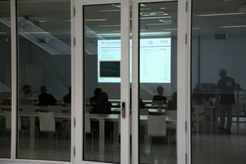 Behind the Scenes: A glimpse of the EBM Executive Board meeting from outside. (Image: ITM/FAU)