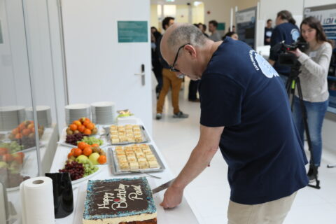 Celebratory Moment: Paul Steinmann cuts his birthday cake. (Image: ITM/FAU)