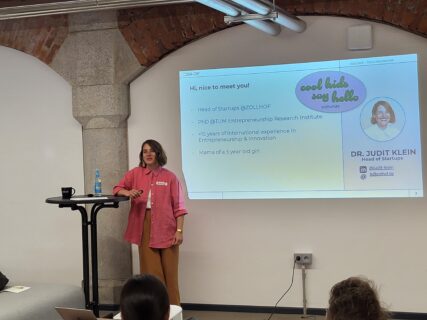 Dr. Judit Klein, Startups@ZOLLHOF head, kicking off the ideation workshop (Image: A. Dakkouri-Baldauf)
