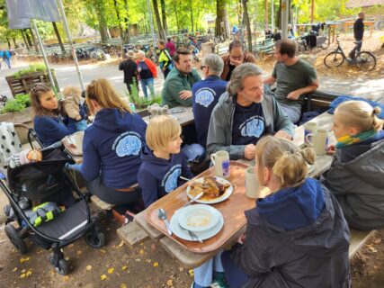 EBM members and their families enjoying a relaxed afternoon together. (Image: A. Dakkouri-Baldauf)