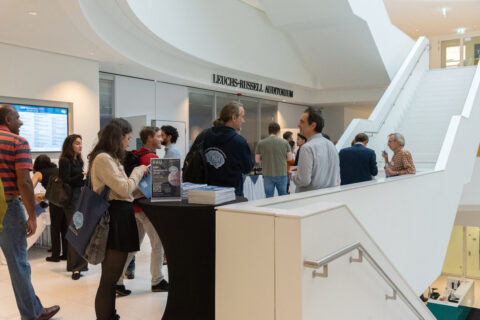 A lively start to the EBM Symposium 2025 as the first guests arrive and connect. (Image: S. Viezens)