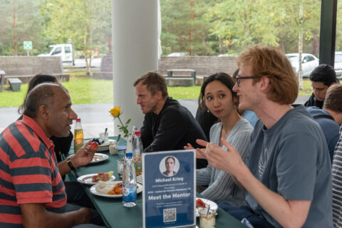 Lively networking atmosphere during the “Meet the Mentor” lunch. (Image: S. Viezens)