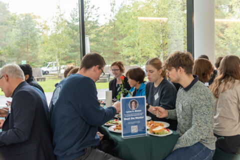 Lively networking atmosphere during the “Meet the Mentor” lunch. (Image: S. Viezens)