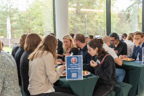 Lively networking atmosphere during the “Meet the Mentor” lunch. (Image: S. Viezens)