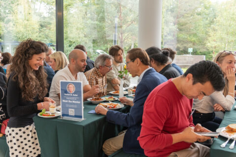 Lively networking atmosphere during the “Meet the Mentor” lunch. (Image: S. Viezens)