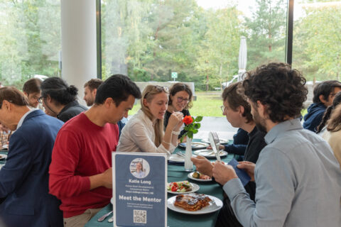 Lively networking atmosphere during the “Meet the Mentor” lunch. (Image: S. Viezens)