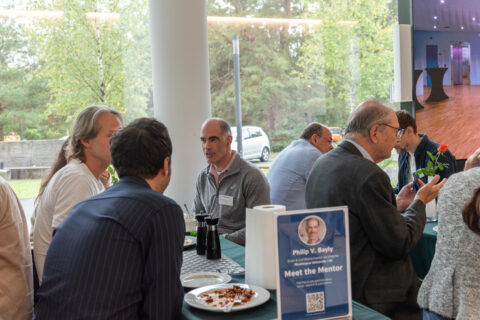 Lively networking atmosphere during the “Meet the Mentor” lunch. (Image: S. Viezens)