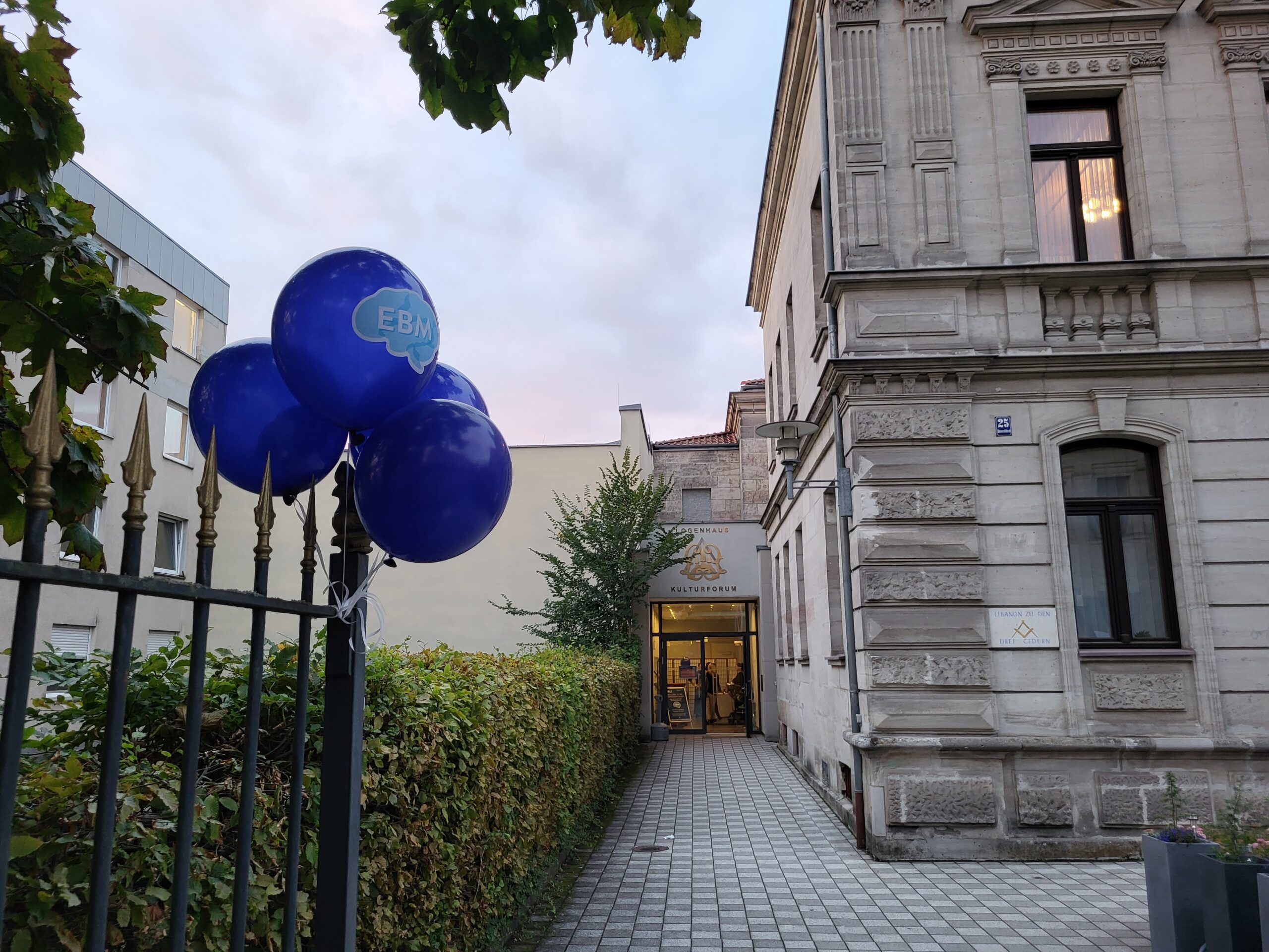 Networking and celebration during the conference dinner at Kulturforum Logenhaus (Image: A. Dakkouri-Baldauf)