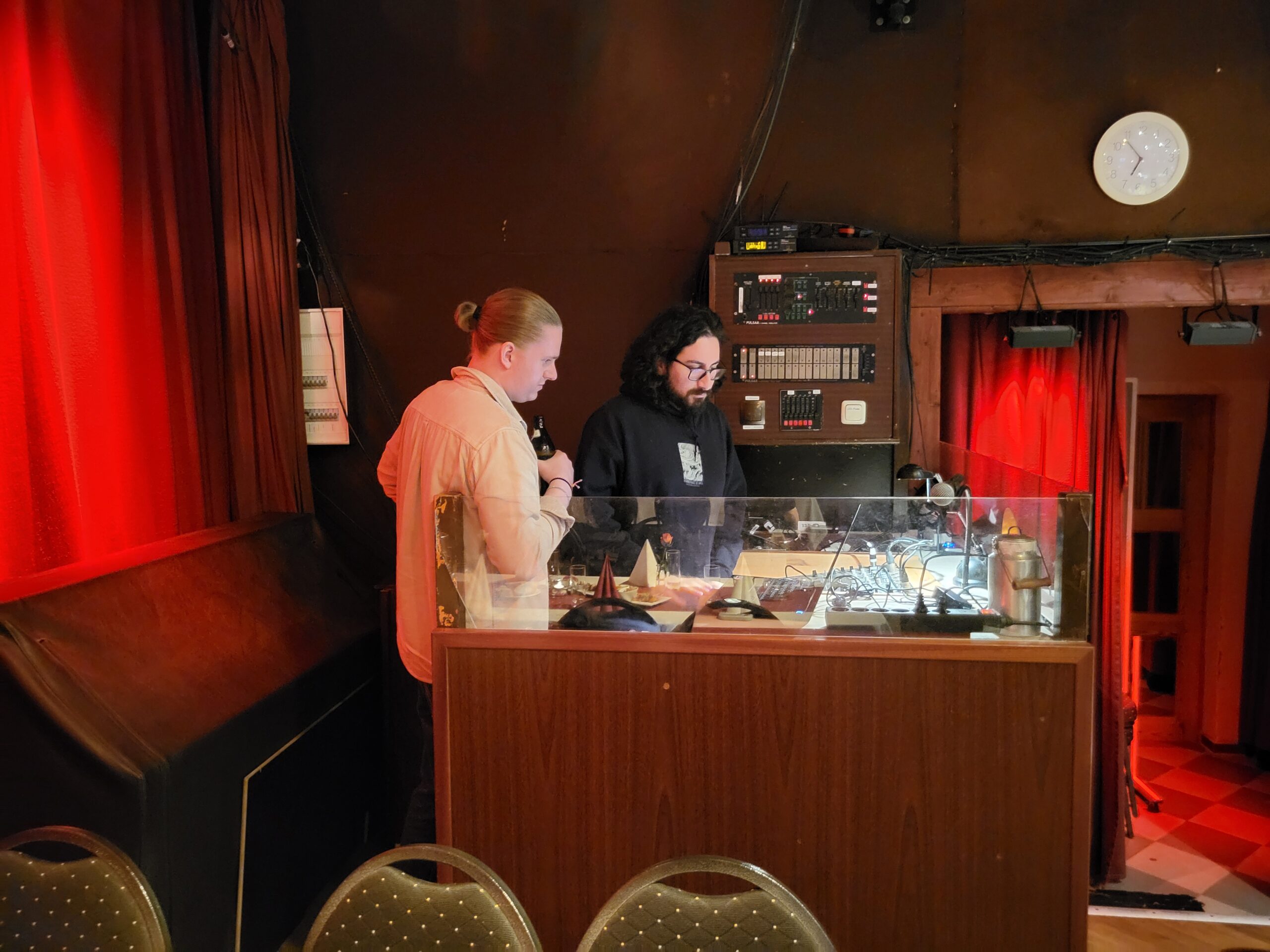 DJ Sebastián sets the mood at the EBM Symposium 2025 conference dinner (Image: A. Dakkouri-Baldauf)