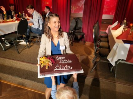 Sweet surprise: Silvia Budday is surprised with a birthday cake at the conference dinner. (Image: A. Dakkouri-Baldauf)