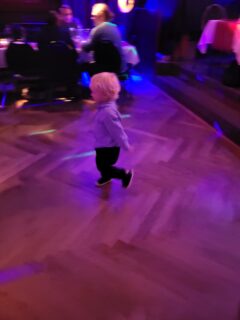 When DJ Sebastián plays, even the tiniest symposium guest can’t resist dancing. (Image: A. Dakkouri-Baldauf)