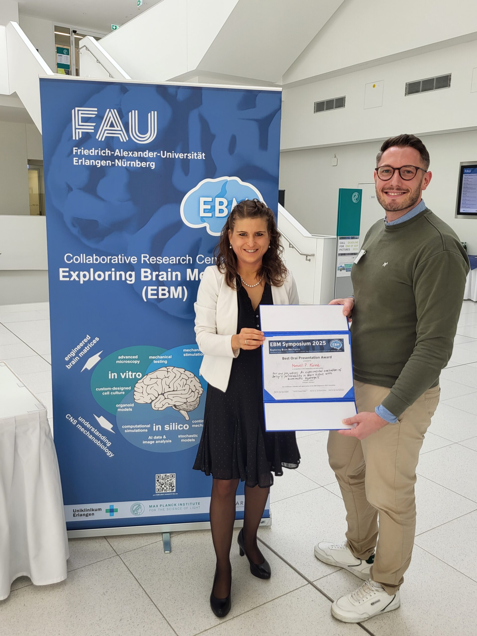Silvia Budday honors Manuel P. Kainz with the Oral Talk Award (Image: A. Dakkouri-Baldauf)