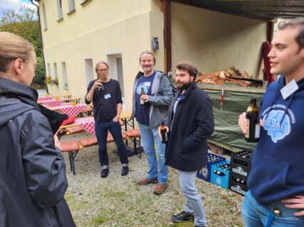 Casual moments behind the scenes at the archery barn. (Image: A. Dakkouri-Baldauf)"