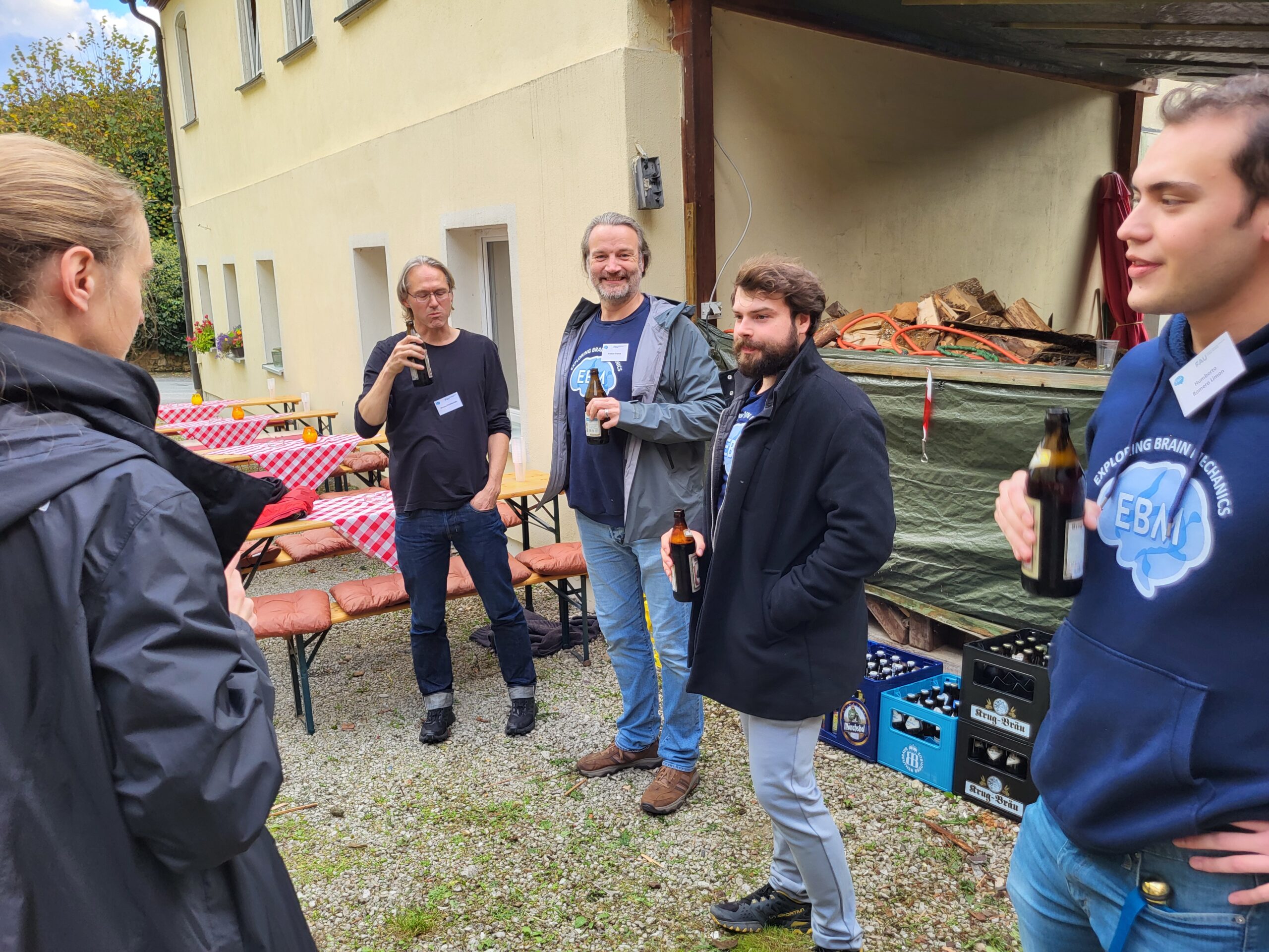 Casual moments behind the scenes at the archery barn. (Image: A. Dakkouri-Baldauf)"