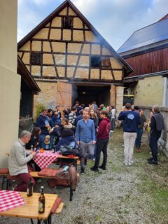 Casual moments behind the scenes at the archery barn. (Image: A. Dakkouri-Baldauf)"