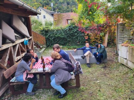 Casual moments behind the scenes at the archery barn. (Image: A. Dakkouri-Baldauf)"