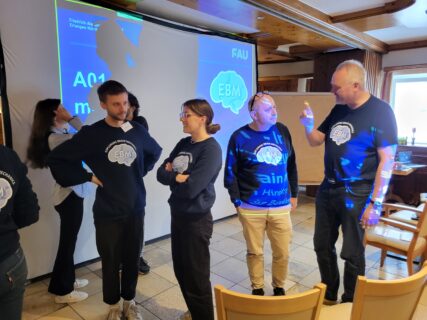 EBMers in lively post-talk debates. (Image: A. Dakkouri-Baldauf)