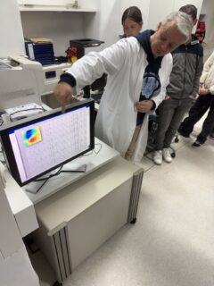 Stefan Rampp demonstrates the MEG system to visitors. Image: J. Hornegger)