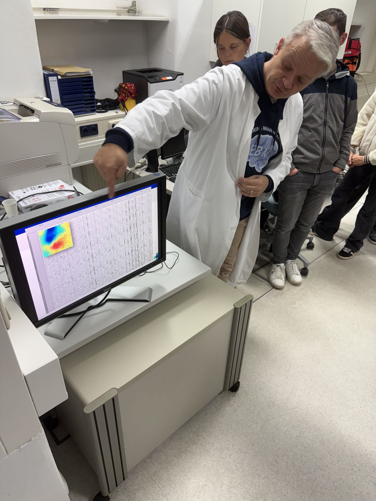 Stefan Rampp demonstrates the MEG system to visitors. Image: J. Hornegger)