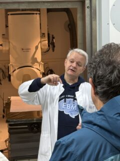 Stefan Rampp demonstrates the MEG system to visitors. Image: J. Hornegger)