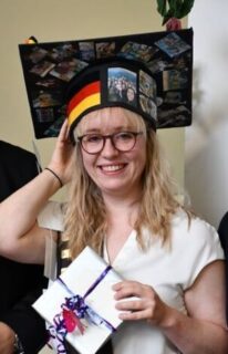 Dr. Sonja Kuth, freshly minted doctor and crowned with her uniquely designed doctoral cap. (Image: H. Mahler)