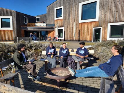 Enjoying a well-deserved lunch break together. (Image: A. Dakkouri-Baldauf)