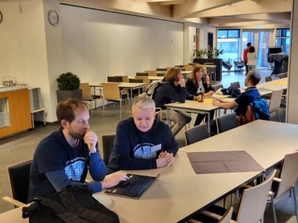 Intense conversations everywhere. (Image: A. Dakkouri-Baldauf)