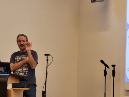 PI in action, explaining his project. (Image: A. Dakkouri-Baldauf)