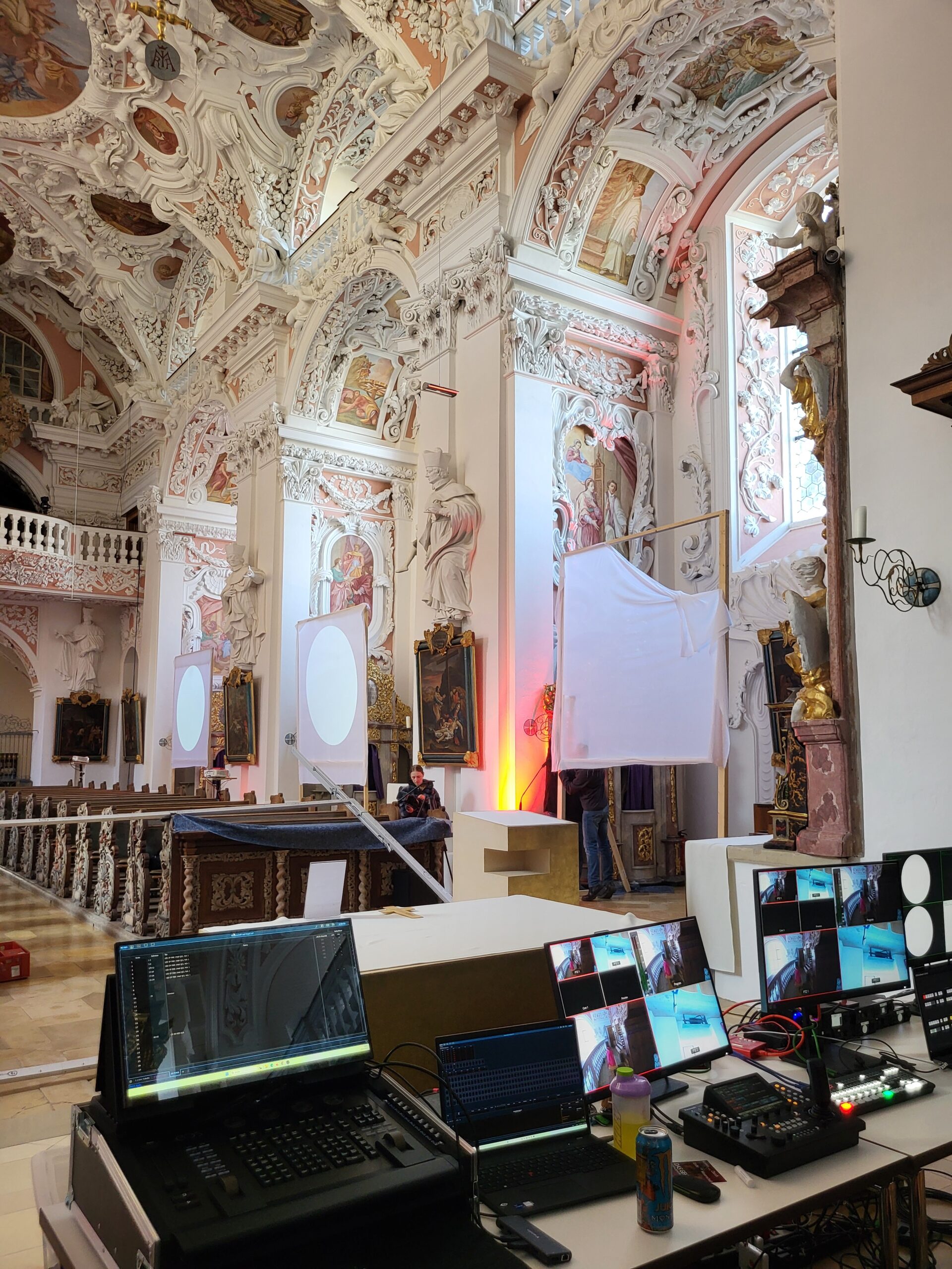 The Baroque church gradually transforms through technical setup. Photo: A. Dakkouri-Baldauf