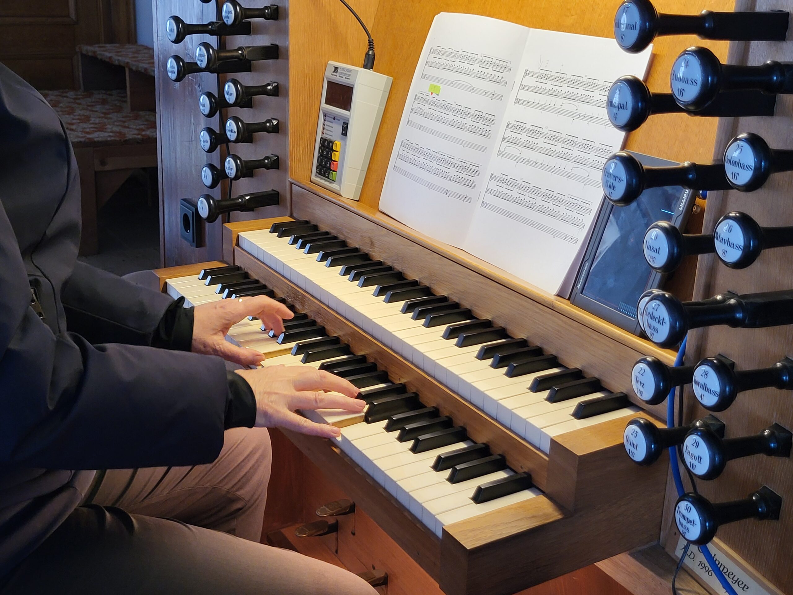 Preparation and rehearsal at the organ. Photo: A. Dakkouri-Baldauf