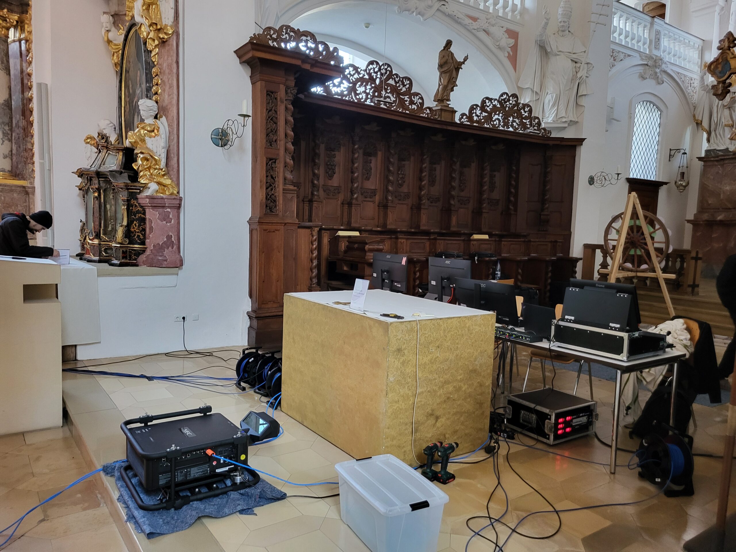 Behind the scenes: stage and media setup in full swing. Photo: A. Dakkouri-Baldauf