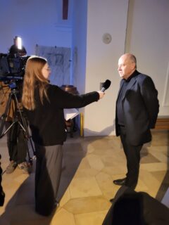 Paul Steinmann interviewed by Oberpfalz TV before the event. Photo: A. Dakkouri-Baldauf