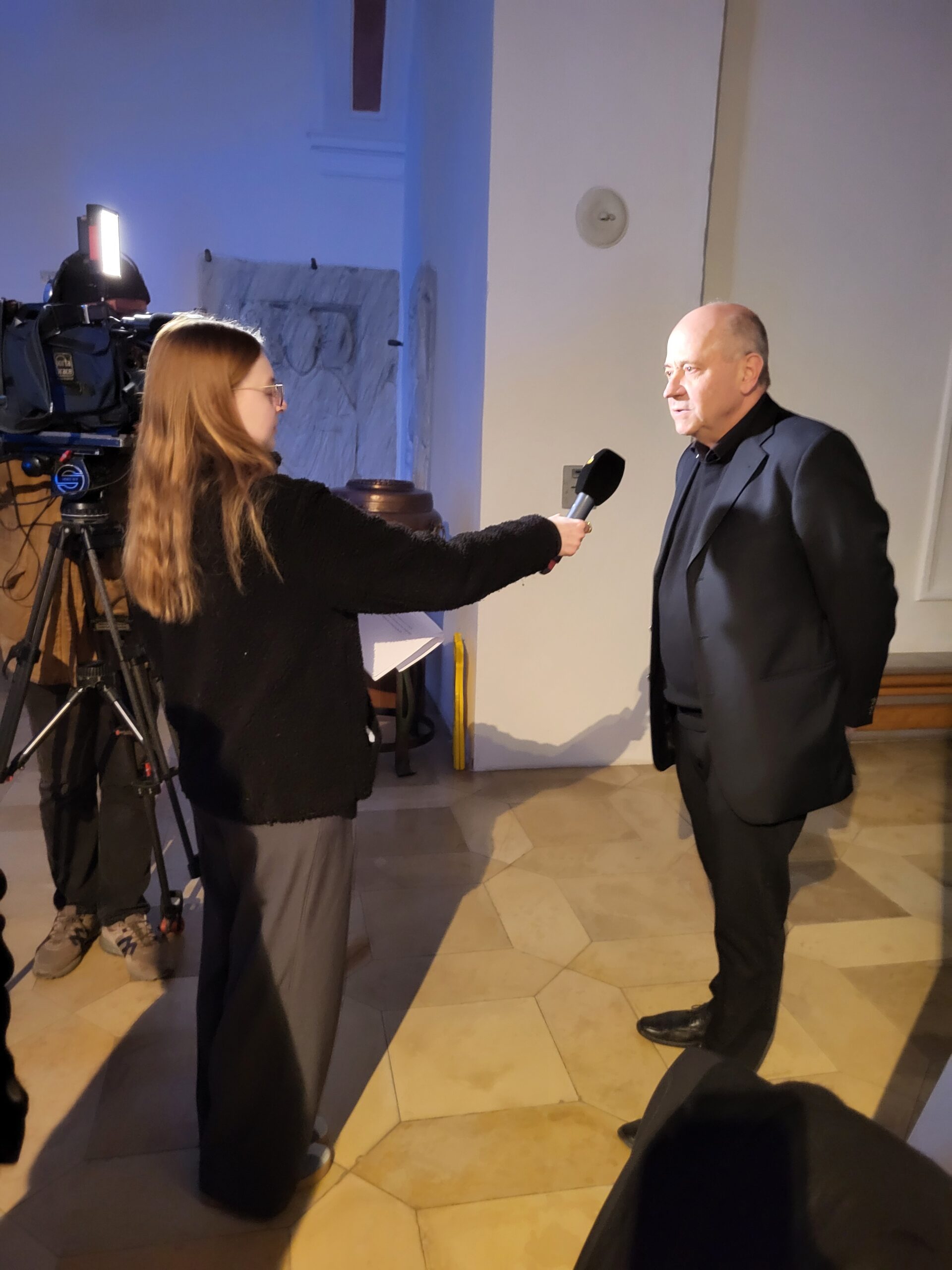 Paul Steinmann interviewed by Oberpfalz TV before the event. Photo: A. Dakkouri-Baldauf