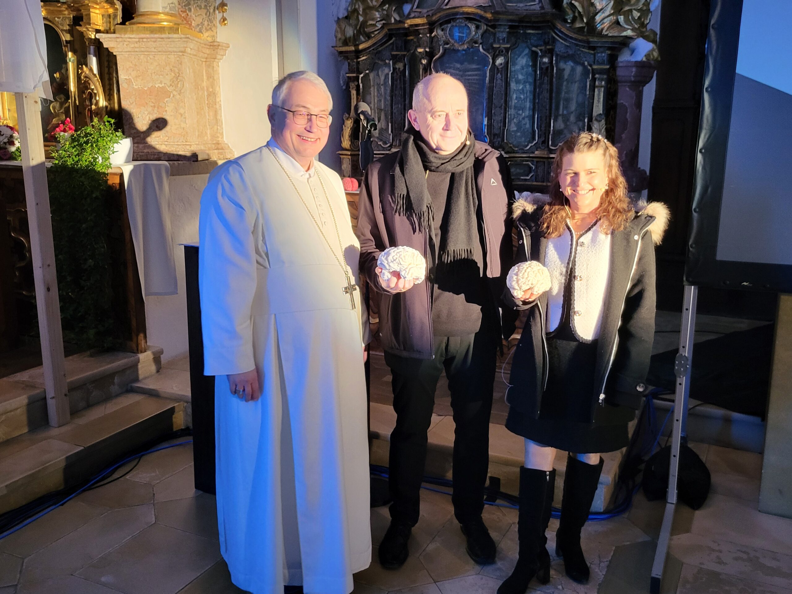 From left: Abbot Emeritus Hermann-Josef Kugler, Paul Steinmann, Silvia Budday. Photo: A. Dakkouri-Baldauf