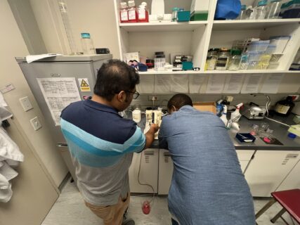 Dr. Supratim Biswas instructing Dr. Majah’onkhe Shabangu on the use of the compresstome. Photo: O. Neumann