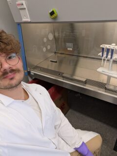 Working under sterile conditions. Photo: M. Lorke