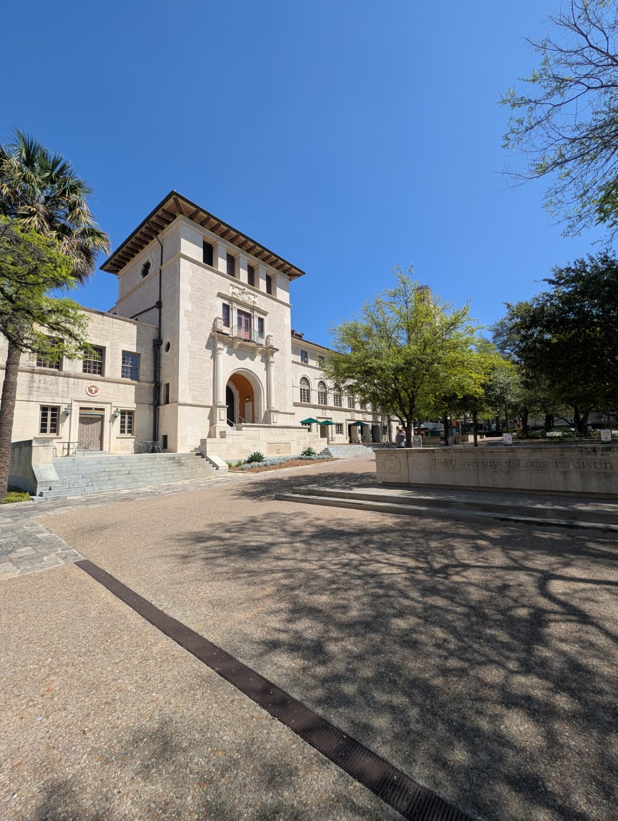 Old entrance of UT Austin. Photo: M. Lorke