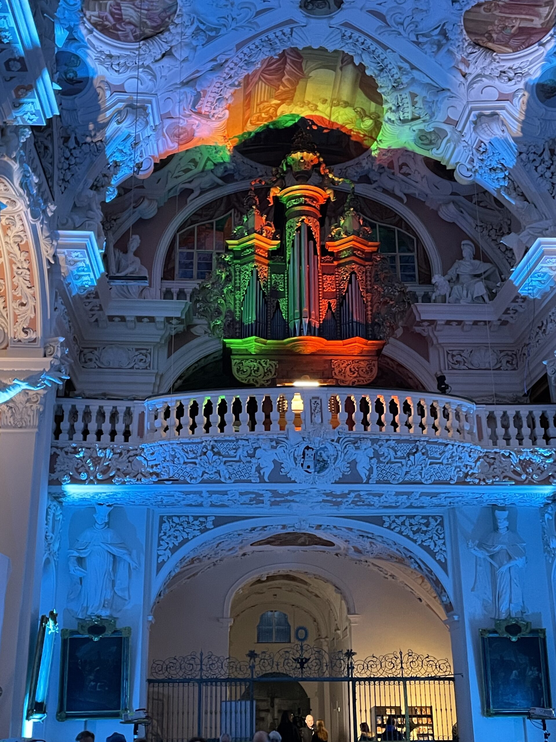 The organ as the acoustic focal point of the staging. Photo: Kloster Speinshart