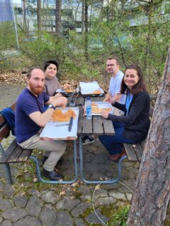 Lunch break during the workshop “How to Pitch Your Project” – the three EBI-funded participants and Stefanie Hülsenbeck enjoying pizza outside. Photo: A. Dakkouri-Baldauf
