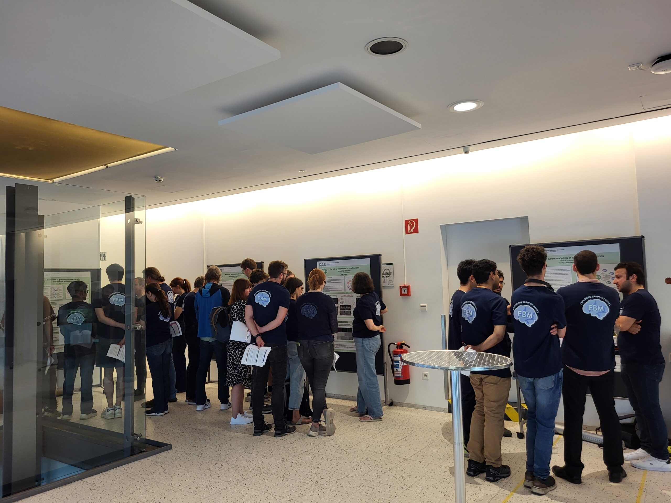 Lively discussions at the practice poster session. Photo: A. Dakkouri-Baldauf