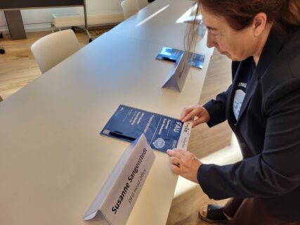Doris Bittner, on a mission: every folder placed, every name just right. Photo: A. Dakkouri-Baldauf