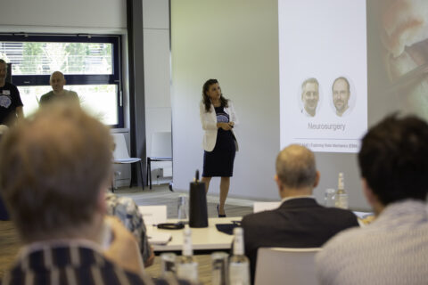 Presenting on neurosurgery, with the full attention of the panel. Photo: M. Gräve, J. Gonzalez / MMZ (FAU)