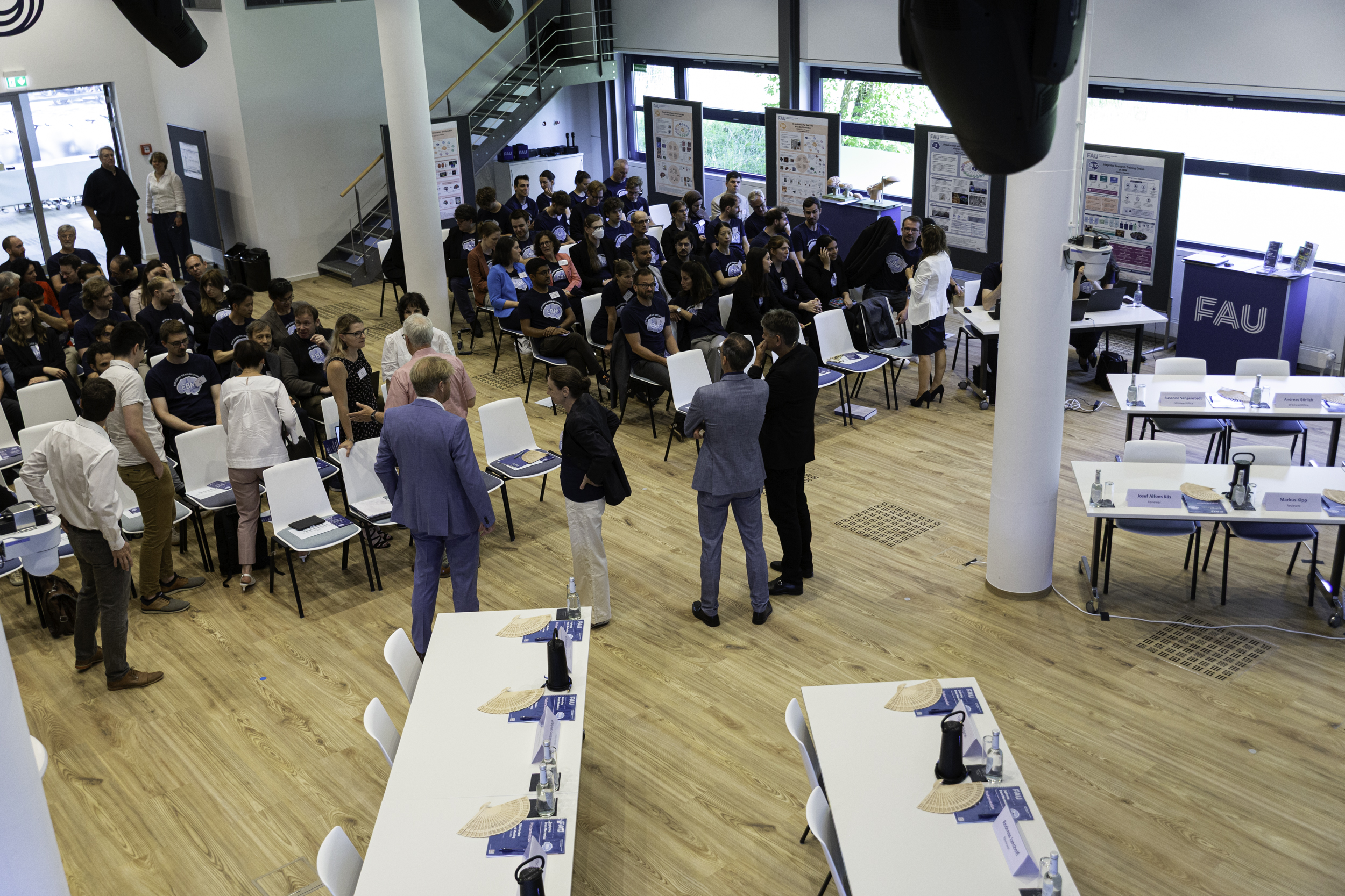 A packed room and plenty of animated conversation between sessions. Photo: M. Gräve, J. Gonzalez / MMZ (FAU)
